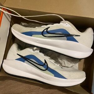 Nike Men's White & Blue Lightweight Training Sneakers